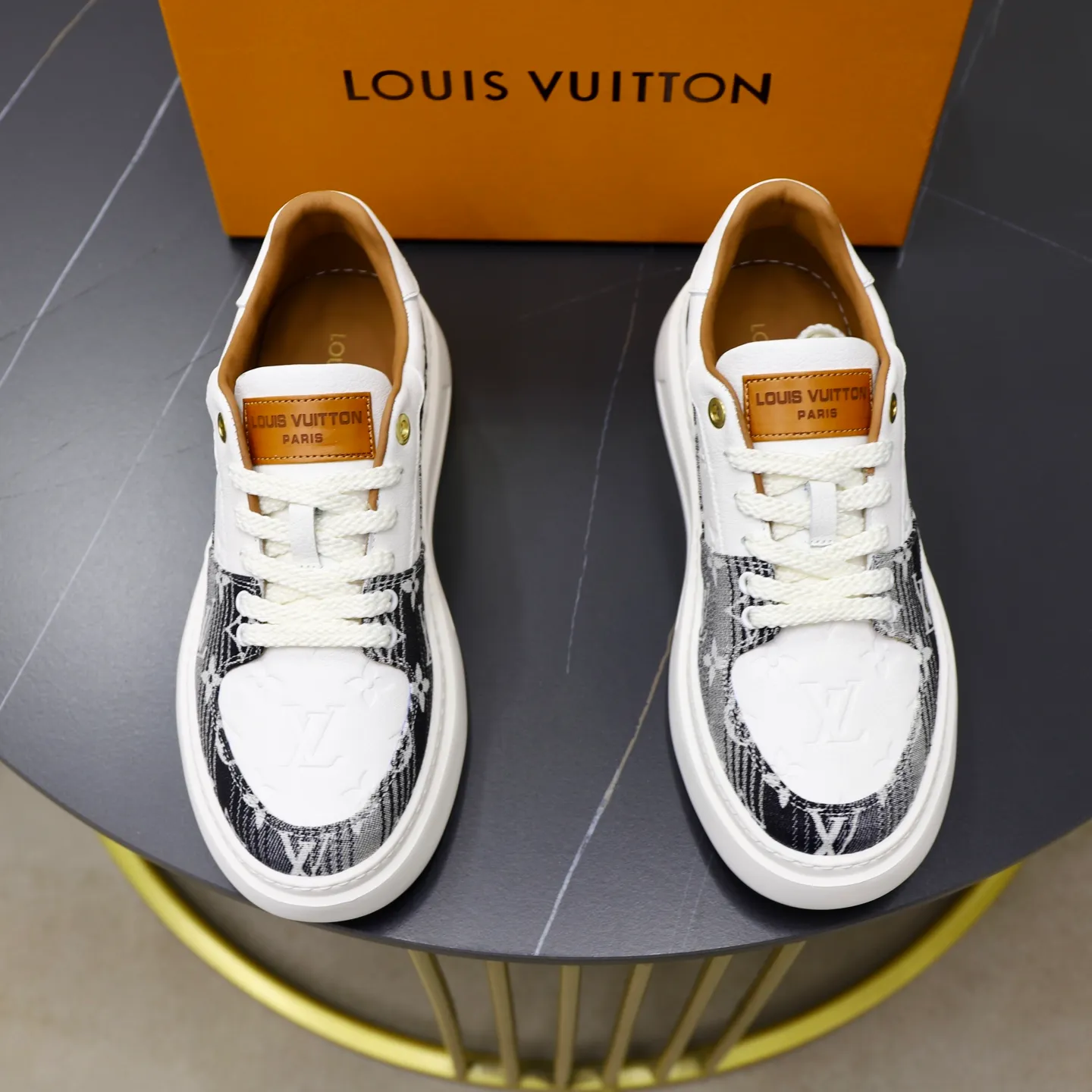 Ex-factory price: 480💰🙅‍♂️🙅‍♂️🙅‍♂️ Brand: LV Louis Vuitton Standard code: 38-44 (45 customized) Grade: Same as the official website Material: Original fabric Comfortable cowhide lining Increased lightness, wear-resistant and soft outsole Style category: Men's fashionable casual shoes Running sneakers Distinguished luxury brand elements Top luxury Color: actual picture color